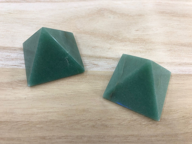 Pirámide Cuarzo Verde base 4 x 4 cm